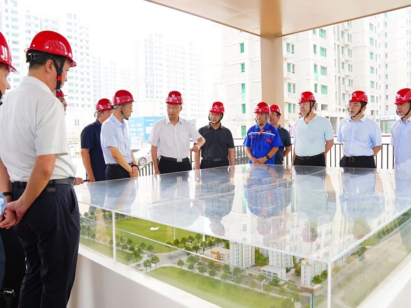 石家莊市委副書(shū)記、代理市長(cháng)王現坤一行到公司西三教項目調研指導